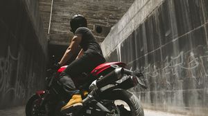 Превью обои мотоциклист, мотоцикл, шлем, стены, бетонный