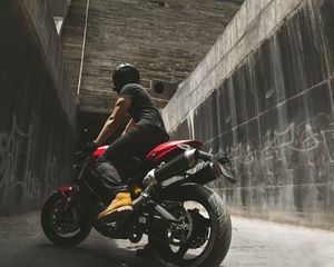 Превью обои мотоциклист, мотоцикл, шлем, стены, бетонный
