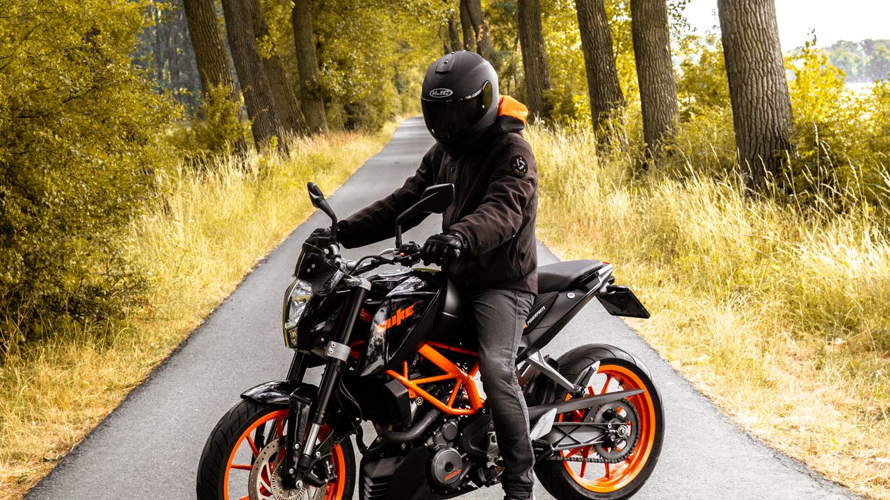Обои мотоциклист, мотоцикл, шлем, дорога