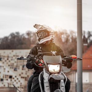 Превью обои мотоциклист, мотоцикл, шлем, солнечный свет