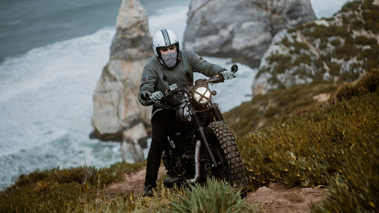 Обои мотоциклист, мотоцикл, шлем, скалы