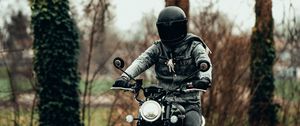 Превью обои мотоциклист, мотоцикл, шлем, дорога, фара