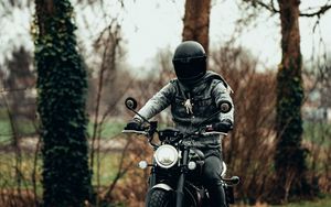Превью обои мотоциклист, мотоцикл, шлем, дорога, фара