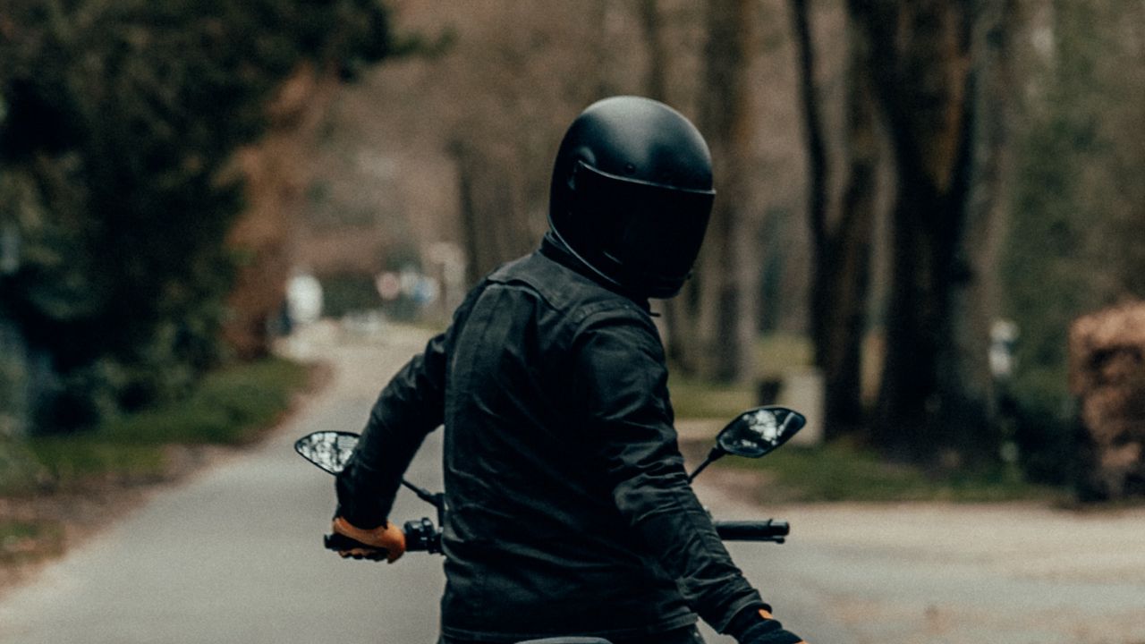 Обои мотоциклист, мотоцикл, шлем, дорога, вид сзади