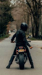 Превью обои мотоциклист, мотоцикл, шлем, дорога, вид сзади