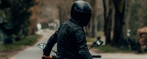 Превью обои мотоциклист, мотоцикл, шлем, дорога, вид сзади
