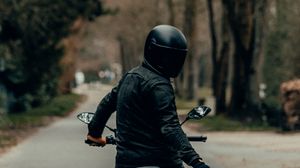 Превью обои мотоциклист, мотоцикл, шлем, дорога, вид сзади