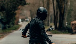 Превью обои мотоциклист, мотоцикл, шлем, дорога, вид сзади