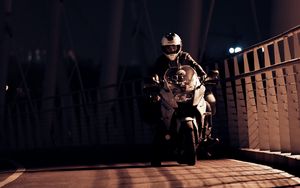 Превью обои мотоциклист, мотоцикл, шлем, ночь