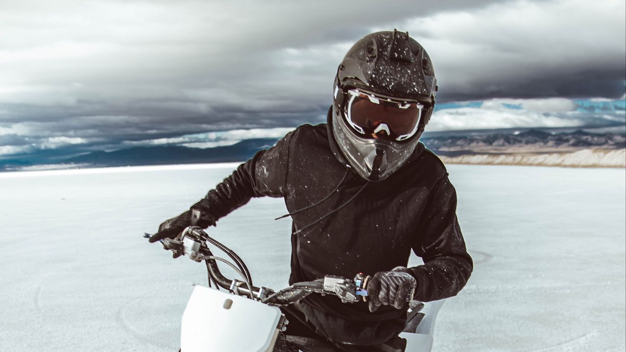 Обои мотоциклист, мотоцикл, шлем, снег