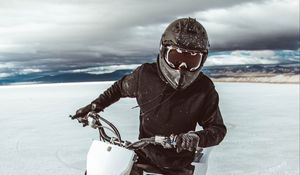 Превью обои мотоциклист, мотоцикл, шлем, снег