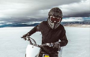 Превью обои мотоциклист, мотоцикл, шлем, снег