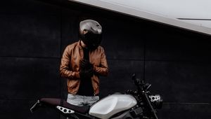 Превью обои мотоциклист, мотоцикл, шлем, перчатки, черный