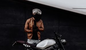 Превью обои мотоциклист, мотоцикл, шлем, перчатки, черный