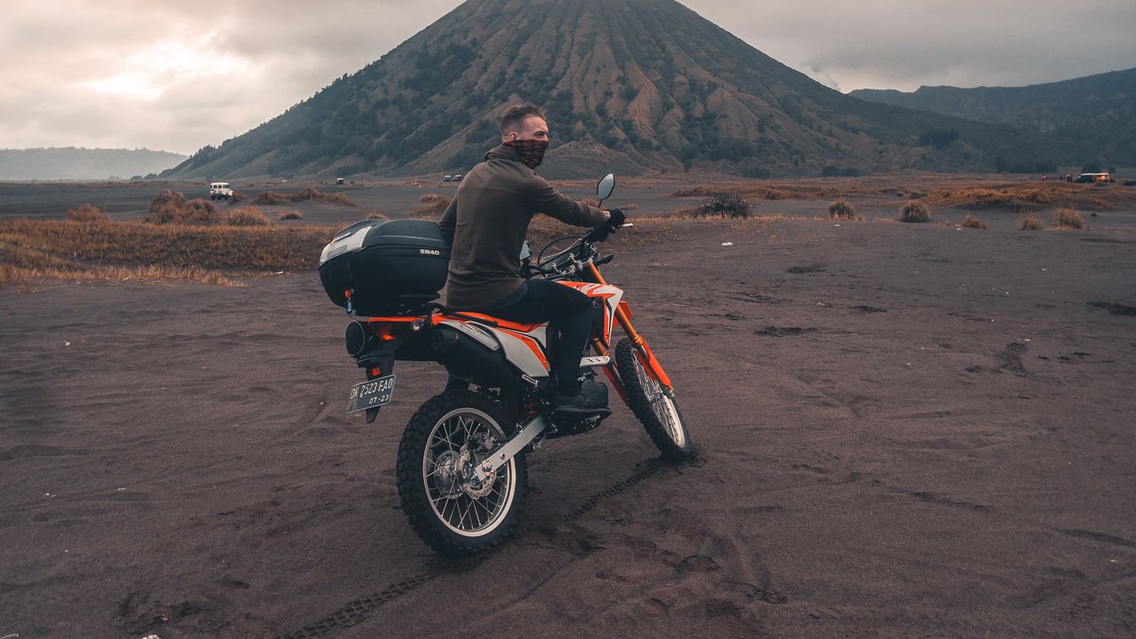 Обои мотоциклист, песок, вулкан, мотоцикл, индонезия