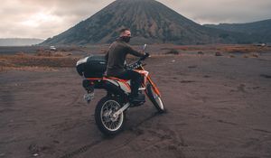 Превью обои мотоциклист, песок, вулкан, мотоцикл, индонезия