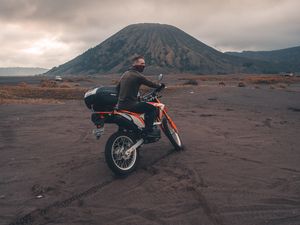 Превью обои мотоциклист, песок, вулкан, мотоцикл, индонезия