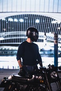 Превью обои мотоциклист, шлем, мотоцикл, перчатки