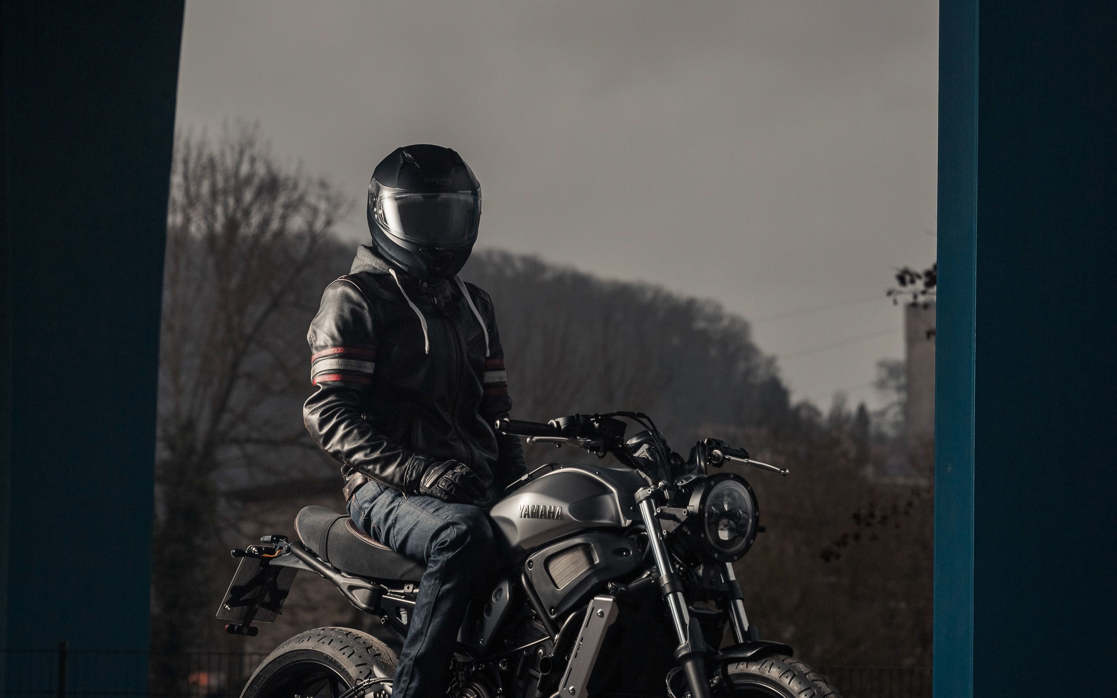 Мотоциклист в черном шлеме