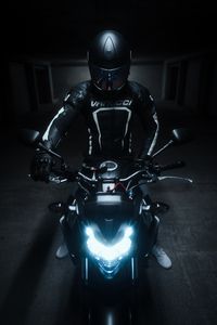 Превью обои мотоциклист, шлем, мотоцикл, байк, черный