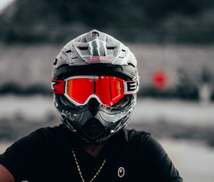 Превью обои мотоциклист, шлем, очки, красный