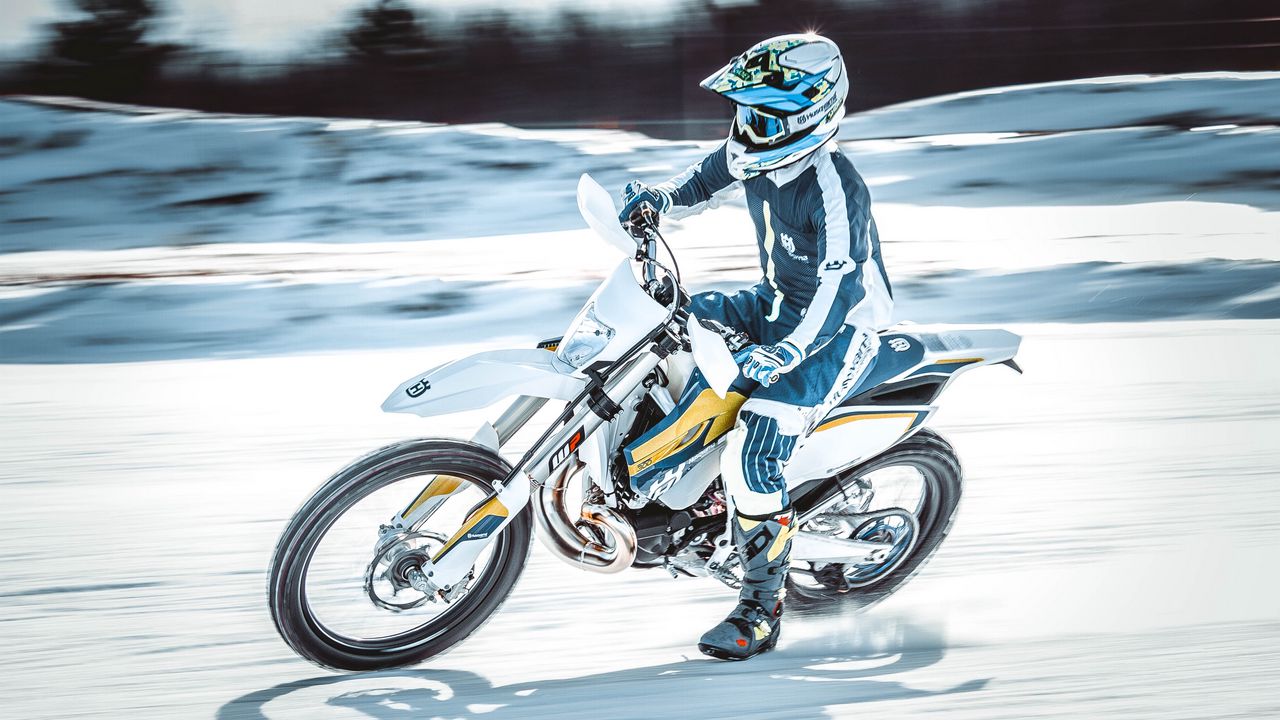 Обои мотоциклист, скорость, снег