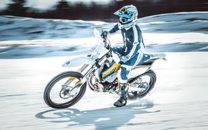 Превью обои мотоциклист, скорость, снег