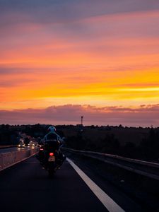 Превью обои мотоциклист, закат, небо, облака, дорога, разметка