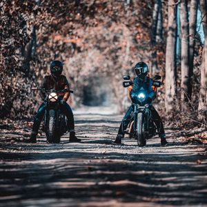 Превью обои мотоциклисты, байкеры, байк, мотоцикл, лес, дорога