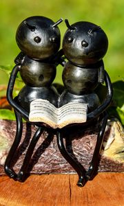 Превью обои муравьи, насекомые, скульптура, скамейка, пара, книга