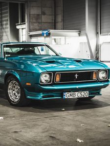 Превью обои mustang, ford, 1973, ангар, вид спереди