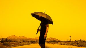 Превью обои мужчина, человек, зонт, дорога, закат