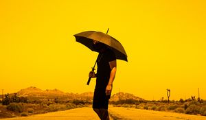 Превью обои мужчина, человек, зонт, дорога, закат
