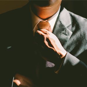 Превью обои мужчина, галстук, рука, костюм, деловой