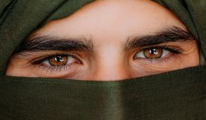 Превью обои мужчина, глаза, маска, лицо, взгляд