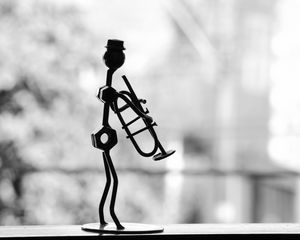 Превью обои музыкант, труба, металл, статуя
