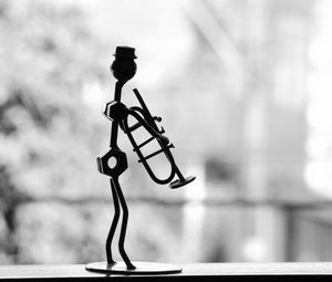 Превью обои музыкант, труба, металл, статуя