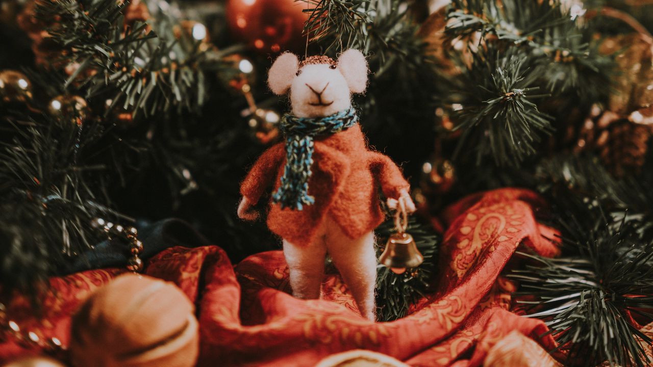 Обои мышь, игрушка, рождество, новый год, украшения, размытость