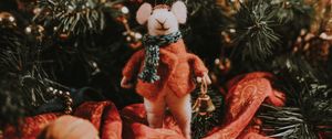 Превью обои мышь, игрушка, рождество, новый год, украшения, размытость