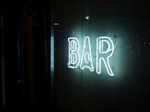 Превью обои надпись, bar, стена, свет