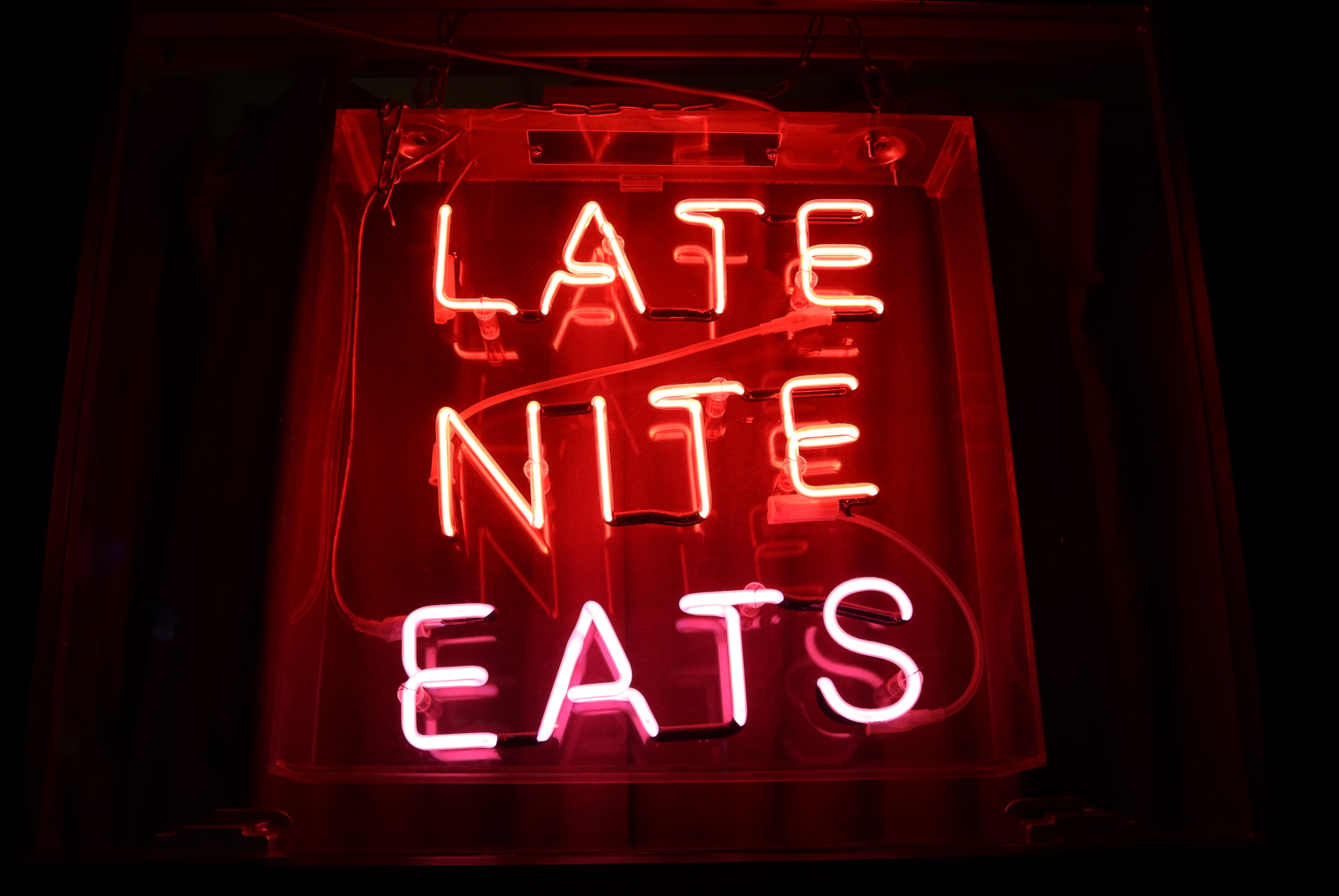 Неоновые надписи. Игра one late night. Late night show. Steph myers. Шоу с сетом майерсом.