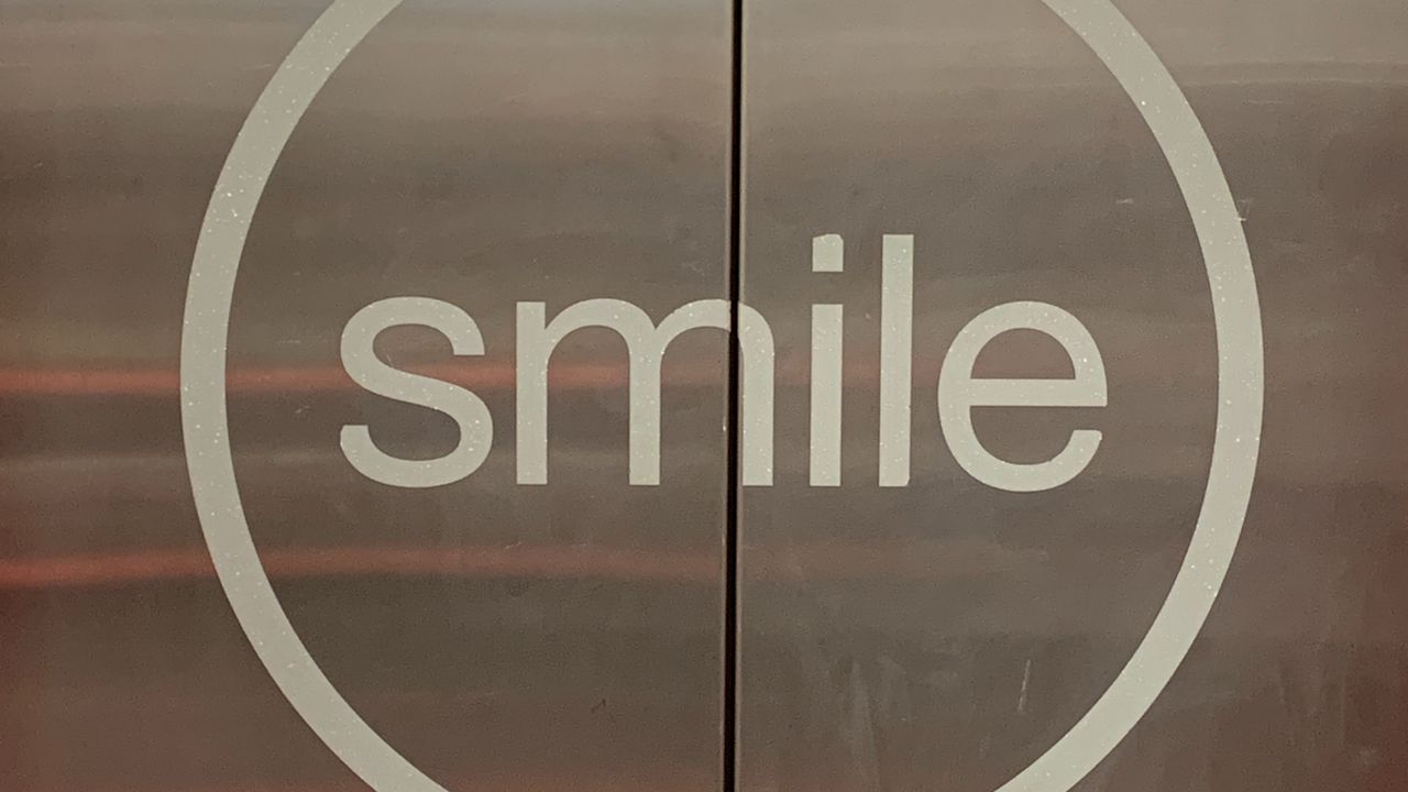 Обои надпись, слова, улыбка, двери