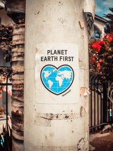 Превью обои надпись, столб, арт