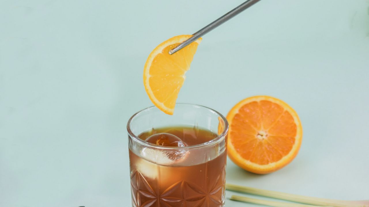 Обои напиток, стакан, апельсин, лед, долька