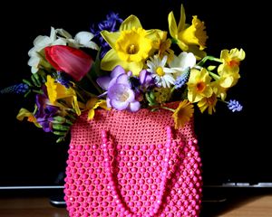 Превью обои нарциссы, тюльпаны, мускари, ромашки, цветы, разные, весна, сумка