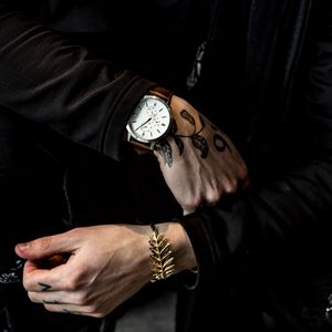 Превью обои наручные часы, рука, татуировки, браслет, аксессуар