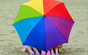 Превью обои настроения, дети, ребенок, девочки, ноги, обувь, пляж, лето, природа, зонт, зонтик, цветной