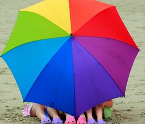 Превью обои настроения, дети, ребенок, девочки, ноги, обувь, пляж, лето, природа, зонт, зонтик, цветной