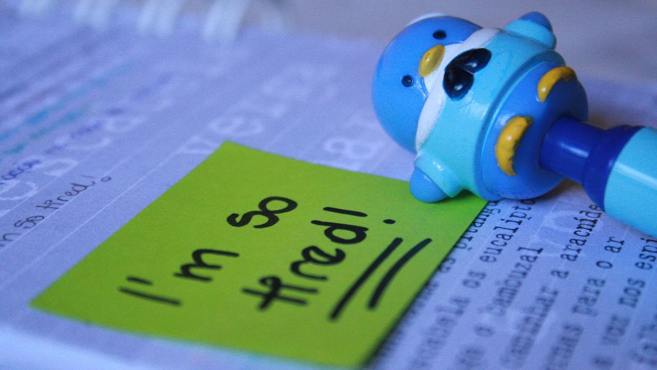 Обои настроения, игрушка, ручка, пингвин, голубой, надписи, бумага
