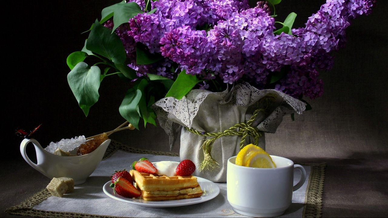 Обои натюрморт, цветы, сирень, бабочки, завтрак, вафли, клубника, чашка, лимон, сахар, салфетка, темный фон